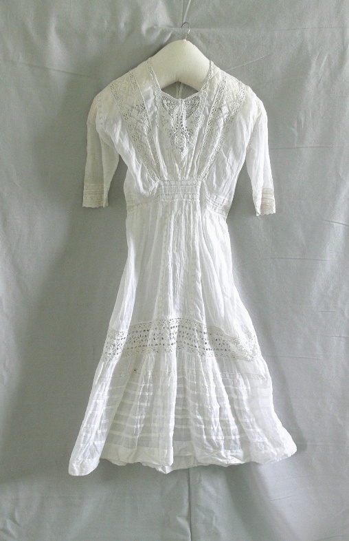 weißes Lingerie-Kleid (Kreismuseum Jerichower Land, Genthin CC BY-NC-SA)