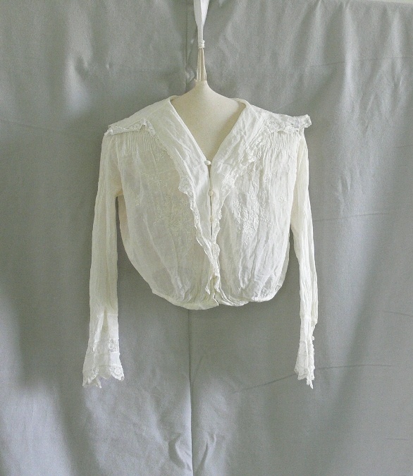 weiße Bluse mit viereckigem Kragen (Kreismuseum Jerichower Land, Genthin CC BY-NC-SA)