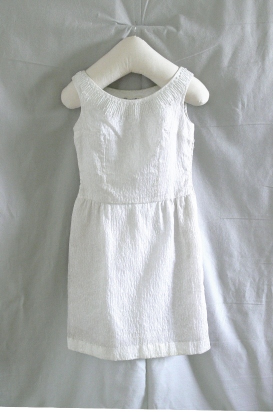 weißes Mini-Kleid mit Perlenstickerei (Kreismuseum Jerichower Land, Genthin CC BY-NC-SA)