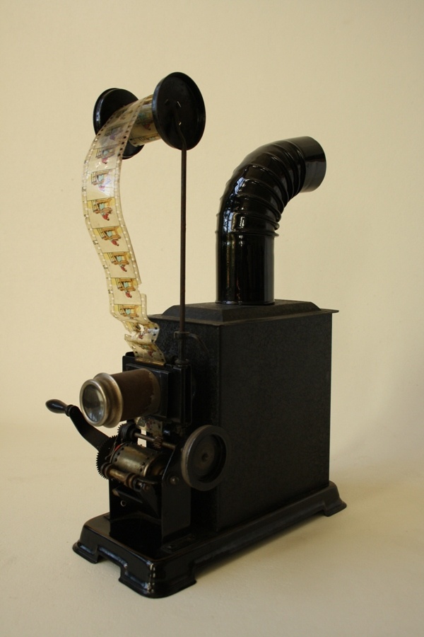35 mm Spielzeug Projektor (Industrie- und Filmmuseum Wolfen CC BY-NC-SA)