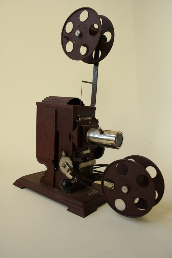 35 mm Spielzeug Projektor (Industrie- und Filmmuseum Wolfen CC BY-NC-SA)