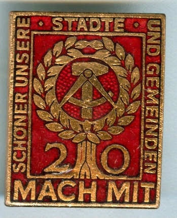 Plakette oder Abzeichen für Verdienste in der Mach-Mit-Bewegung, (Museum Weißenfels - Schloss Neu-Augustusburg CC BY-NC-SA)