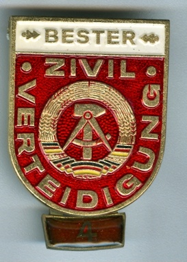 Bestenabzeichen der Zivilverteidigung (ZV), DDR, 1971-1990 (Museum Weißenfels - Schloss Neu-Augustusburg CC BY-NC-SA)