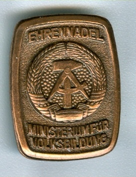 Ehrennadel des Ministeriums für Volksbildung, DDR, 1963-1974 (Museum Weißenfels - Schloss Neu-Augustusburg CC BY-NC-SA)