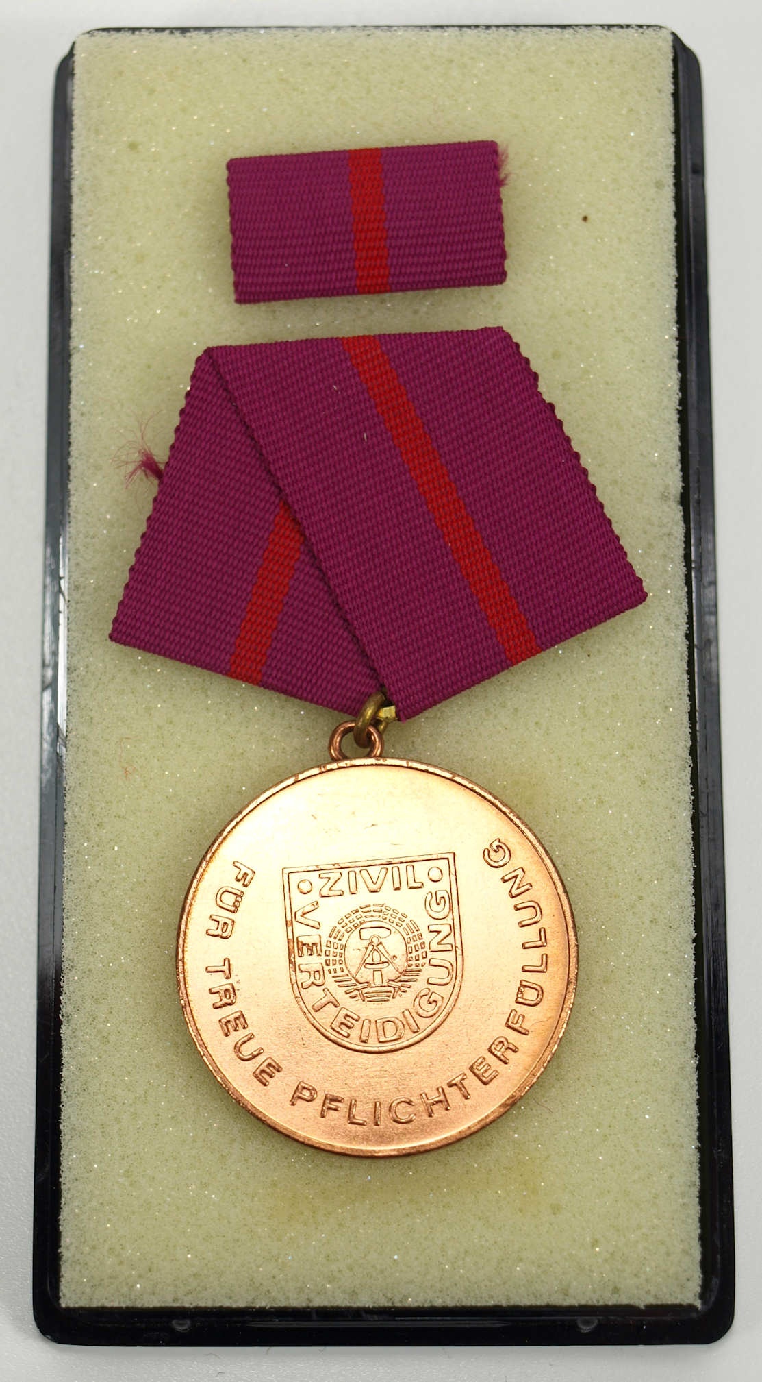 Medaille für treue Pflichterfüllung in der Zivilverteidigung in Bronze, mit Bandspange, , DDR, 1977-1989 (Museum Weißenfels - Schloss Neu-Augustusburg CC BY-NC-SA)