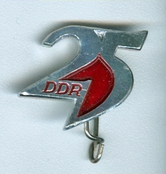 Abzeichen zum 25. Jahrestag der DDR, 1974 (Museum Weißenfels - Schloss Neu-Augustusburg CC BY-NC-SA)