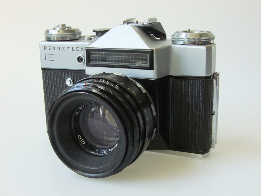 Fotoapparat Revueflex E (Industrie- und Filmmuseum Wolfen CC BY-NC-SA)