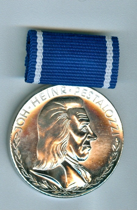 Pestalozzi-Medaille für treue Dienste, DDR, 1956-1989 (Museum Weißenfels - Schloss Neu-Augustusburg CC BY-NC-SA)