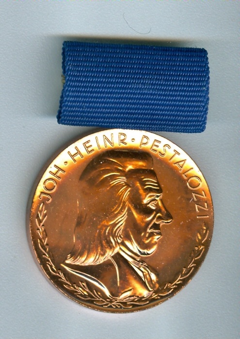 Pestalozzi-Medaille für treue Dienste in Bronze, DDR, 1956-1989 (Museum Weißenfels - Schloss Neu-Augustusburg CC BY-NC-SA)