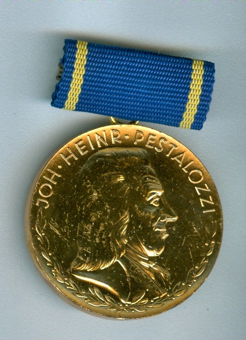 Pestalozzi-Medaille für treue Dienste in Gold, DDR, 1956-1989 (Museum Weißenfels - Schloss Neu-Augustusburg CC BY-NC-SA)