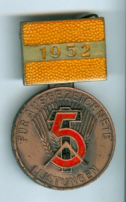 Medaille für ausgezeichnete Leistung, 1952, DDR (Museum Weißenfels - Schloss Neu-Augustusburg CC BY-NC-SA)