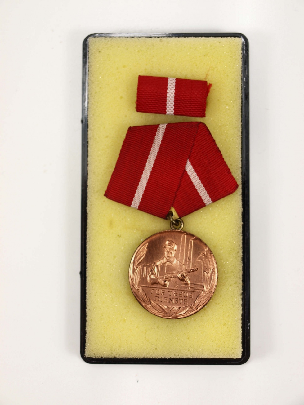 Medaille für treue Dienste in den Kampfgruppen der Arbeiterklasse in Bronte, DDR (Museum Weißenfels - Schloss Neu-Augustusburg CC BY-NC-SA)