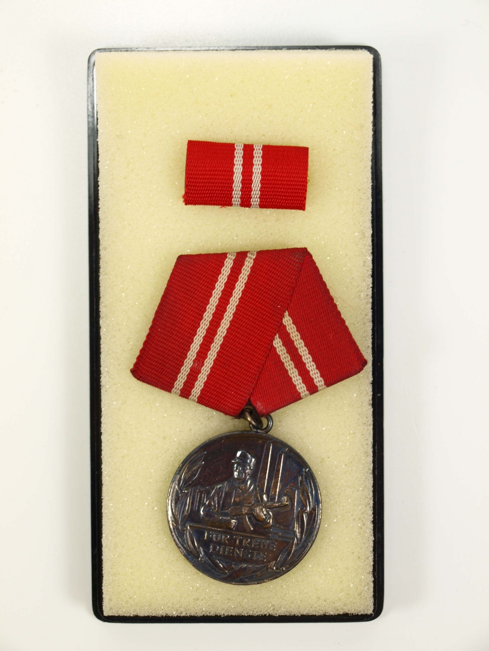 DDR Kampfgruppen Medaille f Treue Dienste Si 15 Jahre 