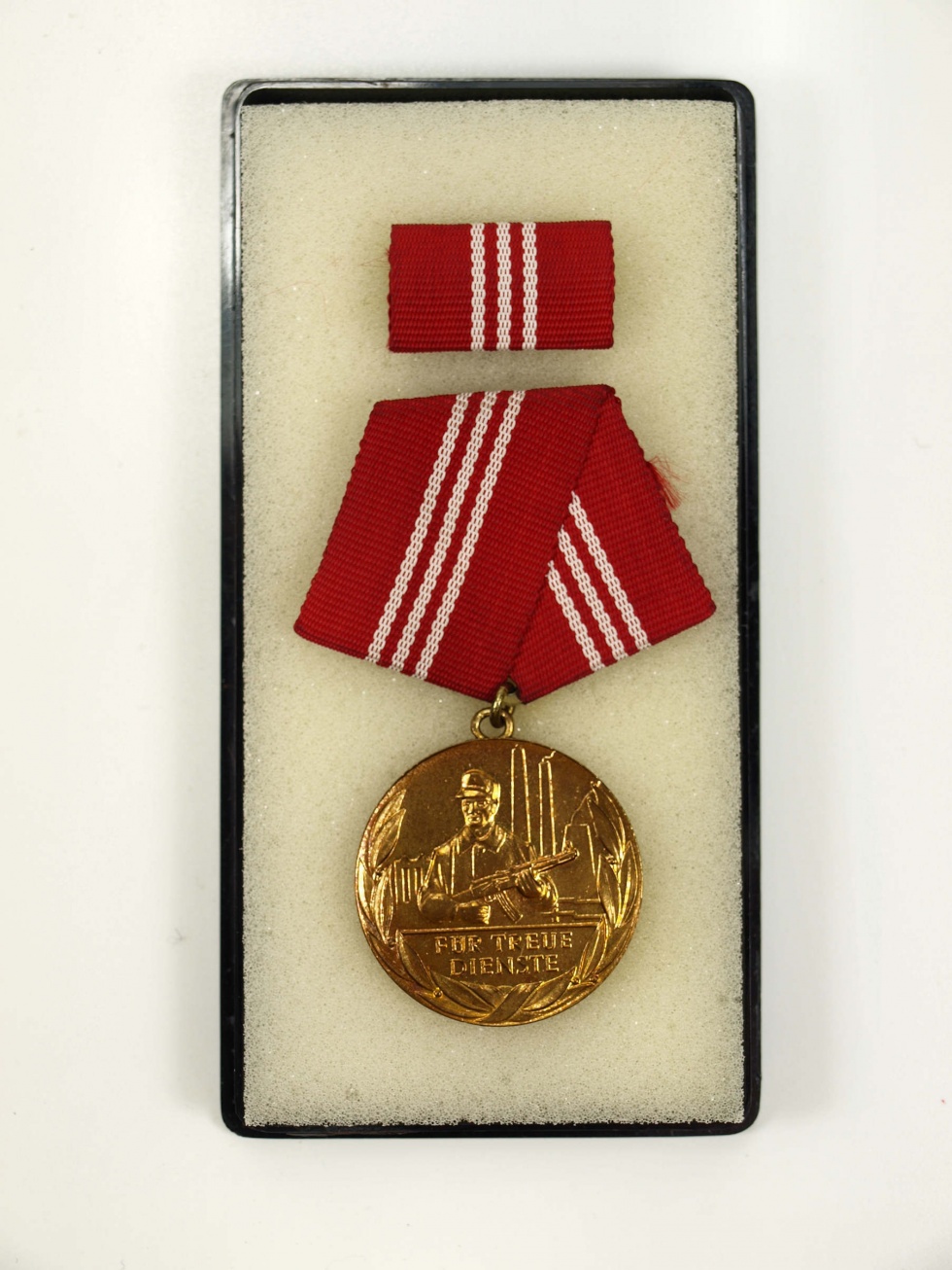 Medaille für treue Dienste in den Kampfgruppen der Arbeiterklasse in Gold, DDR (Museum Weißenfels - Schloss Neu-Augustusburg CC BY-NC-SA)