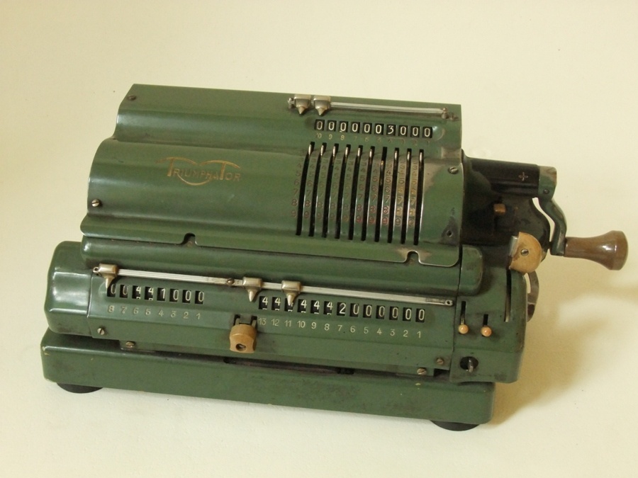 Mechanische Rechenmaschine Triumphator CRN1 (Industrie- und Filmmuseum Wolfen CC BY-NC-SA)