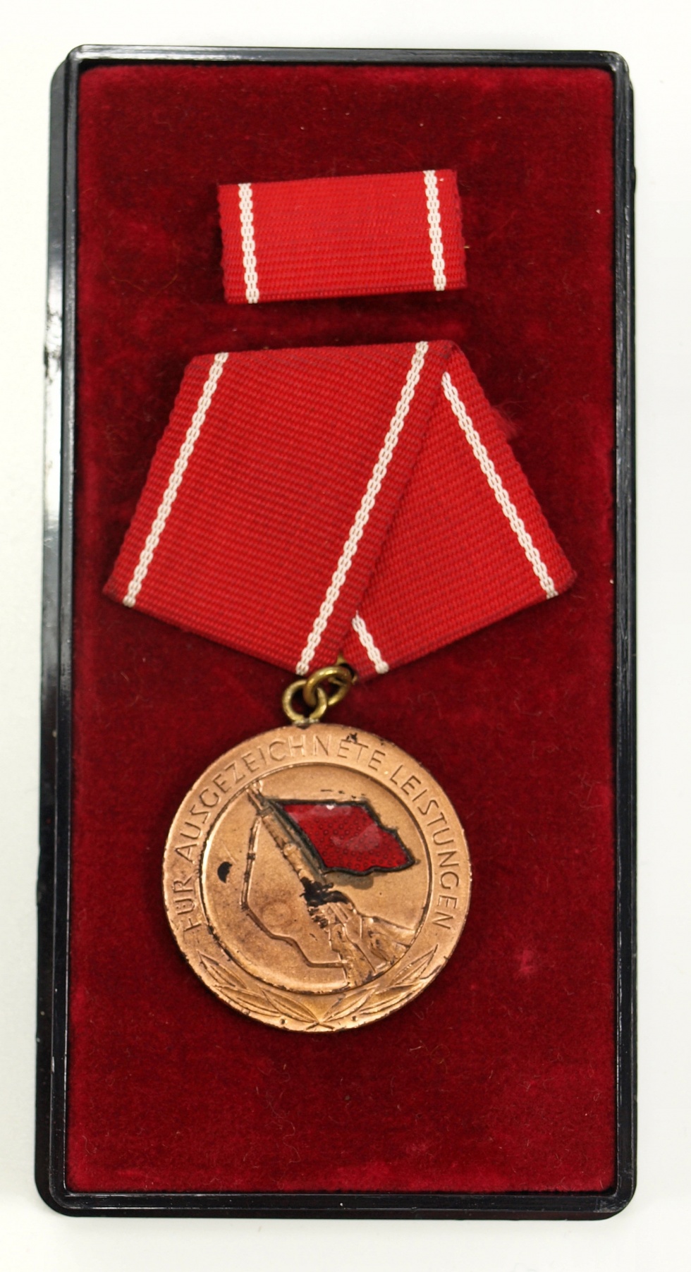 Medaille für ausgezeichnete Leistungen in den Kampfgruppen der Arbeiterklasse, DDR, 2. Hälfte 20. Jahrhundert (Museum Weißenfels - Schloss Neu-Augustusburg CC BY-NC-SA)