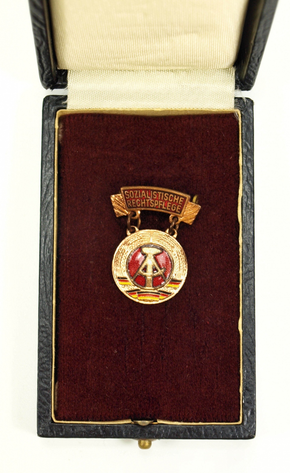 Ehrennadel der Organe der Rechtspflege, DDR, 2. Hälfte 20. Jahrhundert (Museum Weißenfels - Schloss Neu-Augustusburg CC BY-NC-SA)