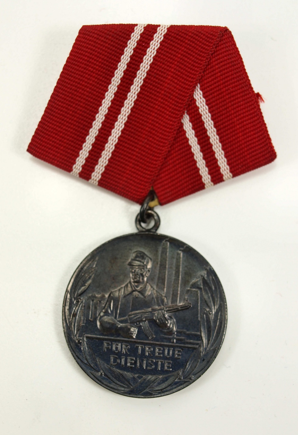 Medaille für treue Dienste in den Kampfgruppen der Arbeiterklasse in Silber, DDR, 2. Hälfte 20. Jahrhundert (Museum Weißenfels - Schloss Neu-Augustusburg CC BY-NC-SA)