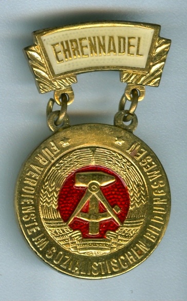 Ehrennadel für Verdienste im sozialistischen Bildungswesen, DDR, 1973-1989 (Museum Weißenfels - Schloss Neu-Augustusburg CC BY-NC-SA)