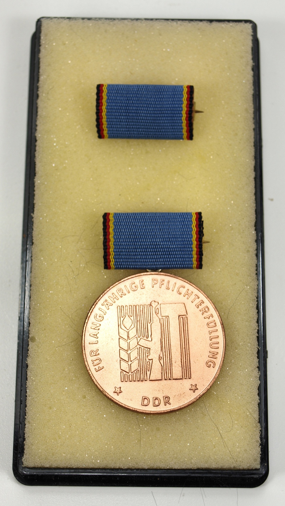 Medaille für langjährige Pflichterfüllung zur Stärkung der Landesverteidigung der DDR in Bronze, 1974-1989 (Museum Weißenfels - Schloss Neu-Augustusburg CC BY-NC-SA)
