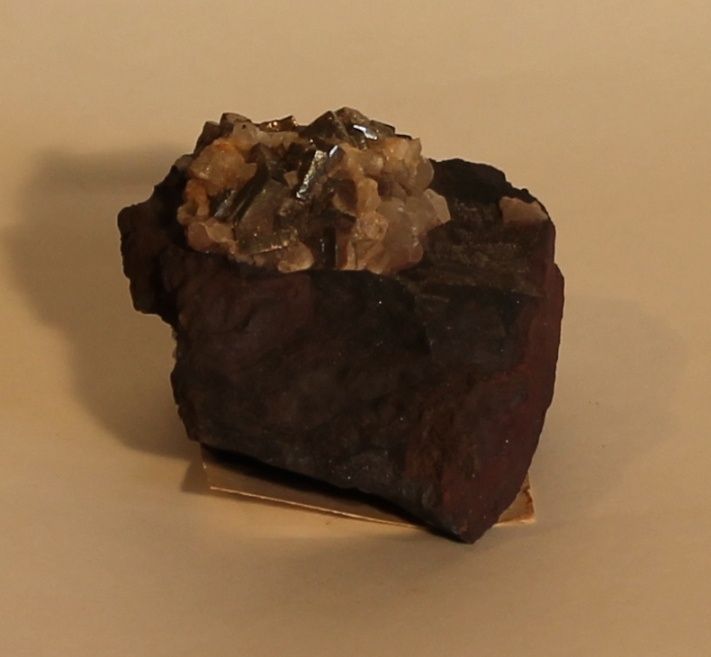 Pyrit und Calcit auf Hämatit (Harzmuseum Wernigerode CC BY-NC-SA)