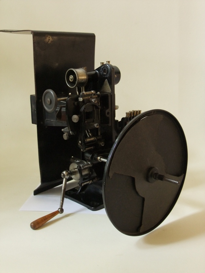 Projektorkopf eines 35 mm Krupp-Ernemann Imperator (Industrie- und Filmmuseum Wolfen CC BY-NC-SA)