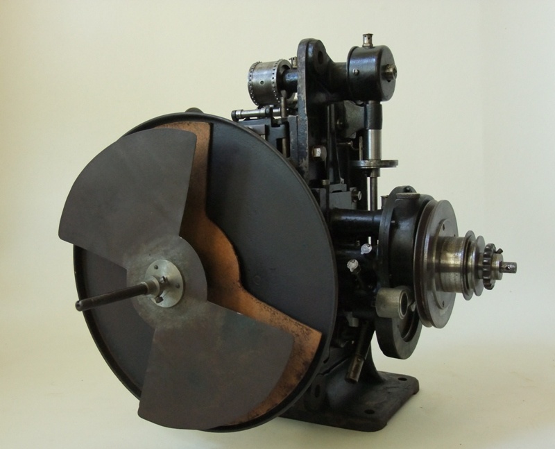 Projektorkopf eines 35 mm Ernemann Imperator (Industrie- und Filmmuseum Wolfen CC BY-NC-SA)