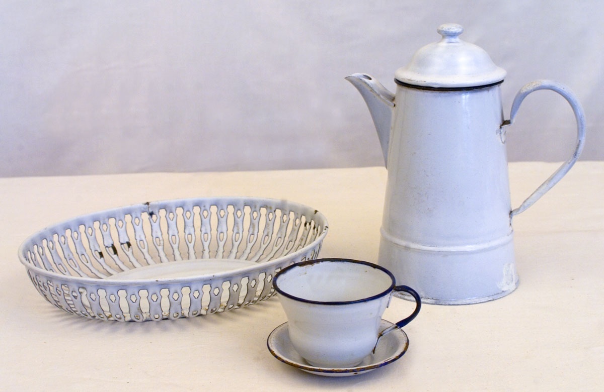 Tasse, weiß mit blauem Rand und blauen Henkeln (Hüttenmuseum Thale CC BY-NC-SA)