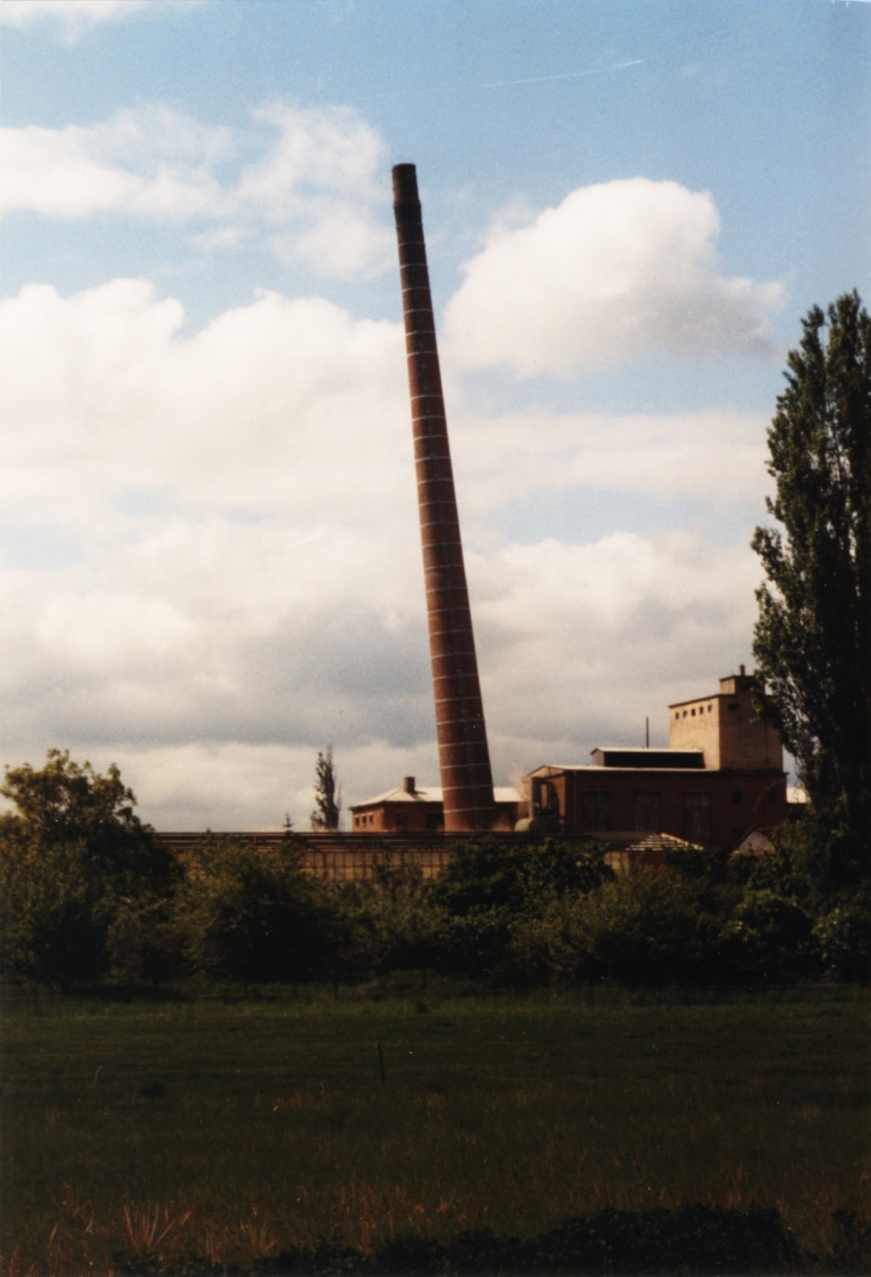 Sprengung Schornstein der ehemaligen Lederfabrik in Wolmirstedt - Bild 4 (Museum Wolmirstedt RR-F)