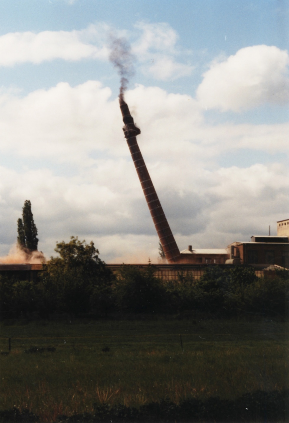 Sprengung Schornstein der ehemaligen Lederfabrik in Wolmirstedt - Bild 5 (Museum Wolmirstedt RR-F)