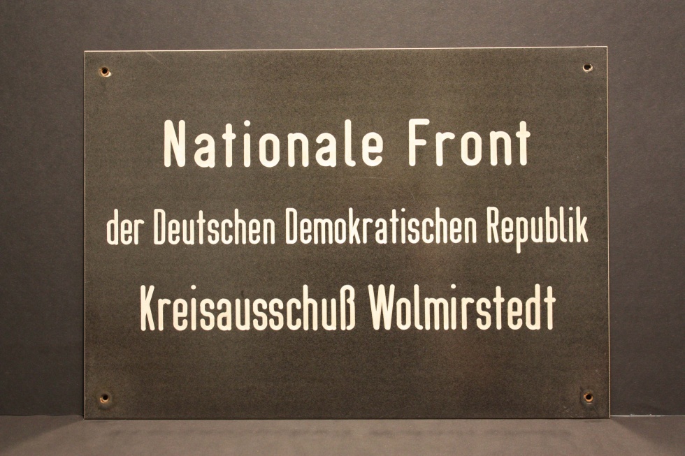 Schild Nationale Front (Museum Wolmirstedt RR-F)