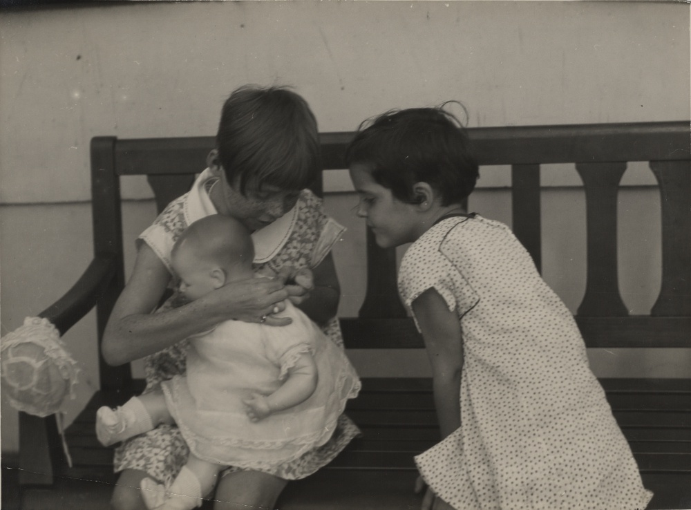 Zwei Mädchen mit Puppe II (Kulturstiftung Sachsen-Anhalt CC BY-NC-SA)