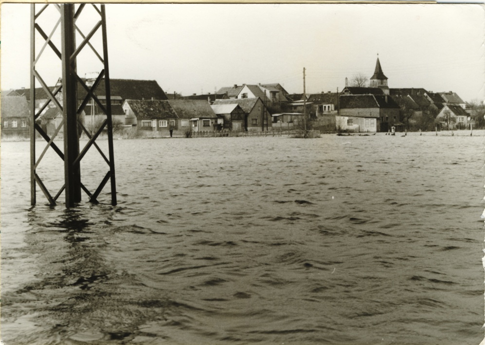 Hochwasser der Ohre, Blickrichtung auf Kirche St. Katharina, Wolmirstedt (Museum Wolmirstedt RR-F)