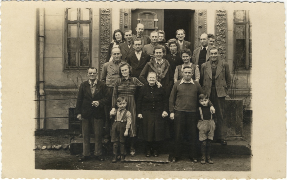 Gruppenbild vor dem VdN-Heim Ramstedt (Loitsche) (Museum Wolmirstedt RR-F)