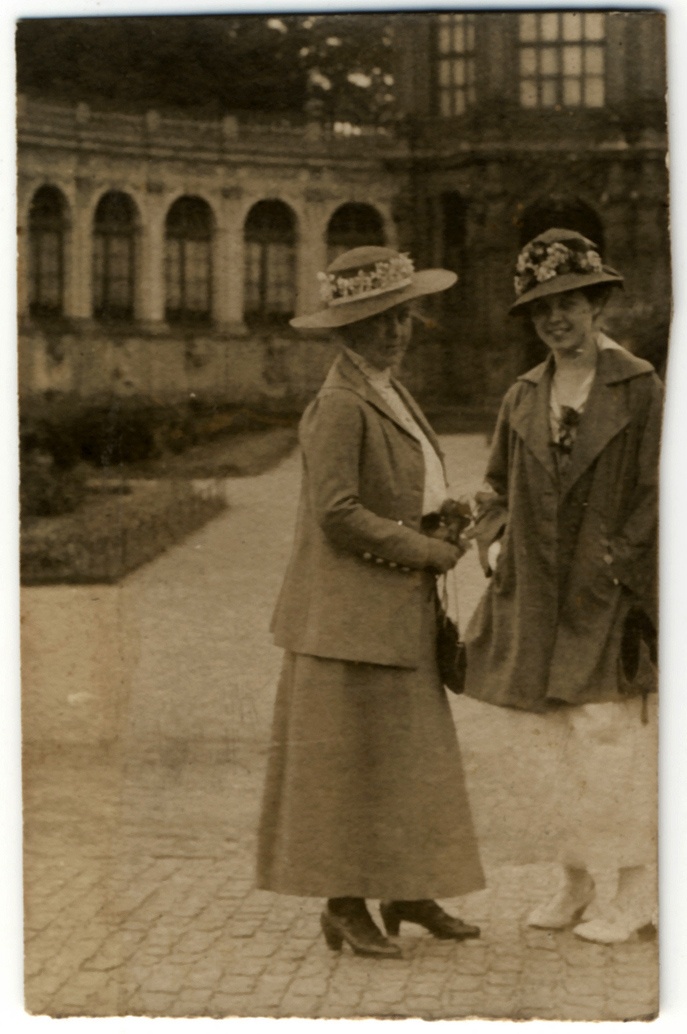 Martha Ruhncke und ihrer Tochter Annemarie Roens in Dresden (Museum Wolmirstedt RR-F)