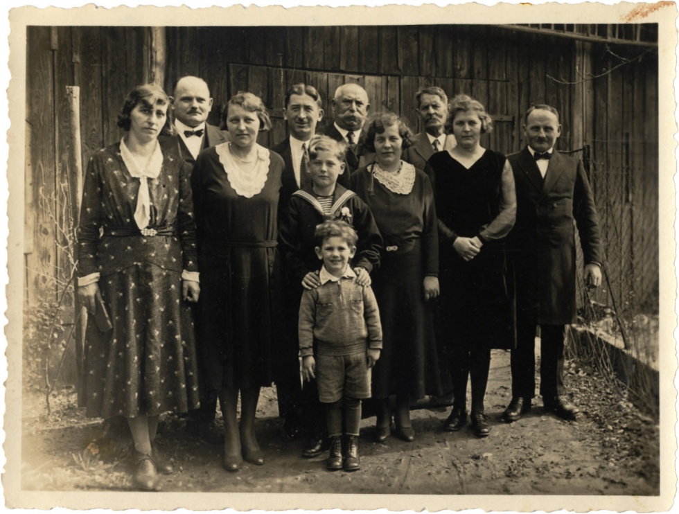 Gruppenfoto einer Familie (Museum Wolmirstedt RR-F)