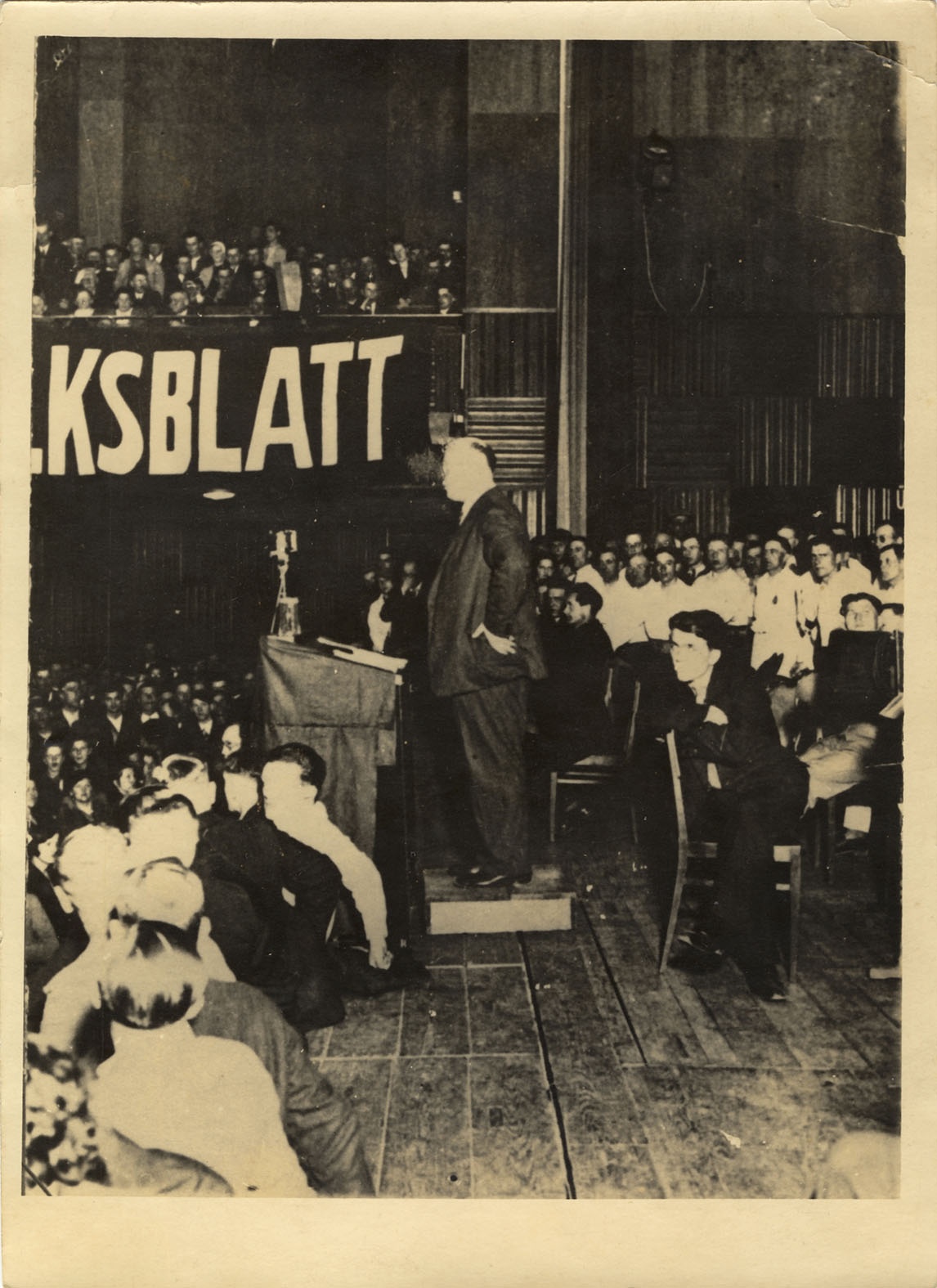 Ernst Thälmann auf dem Rednerpult in der Stadthalle Magdeburg (Museum Wolmirstedt RR-F)