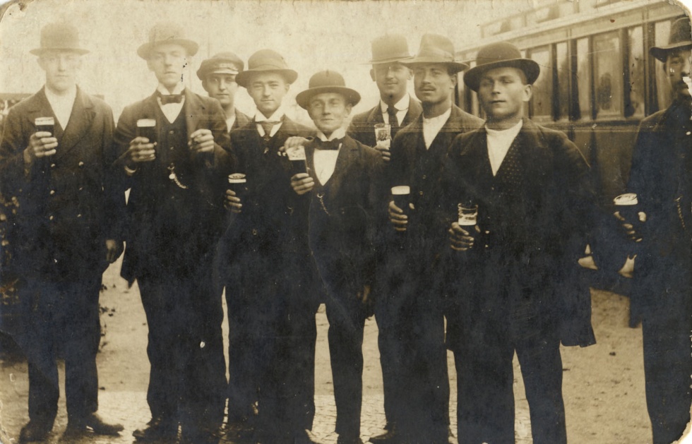 Gruppe von Männer mit Biergläsern (Museum Wolmirstedt RR-F)