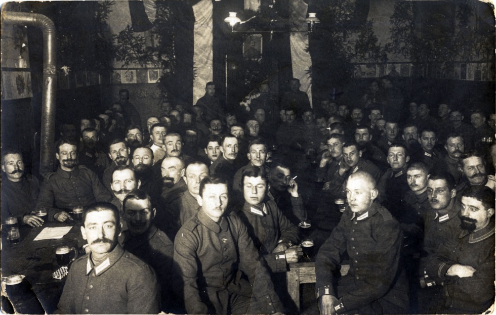 Gruppe von Soldaten bei einer Feier (Museum Wolmirstedt RR-F)