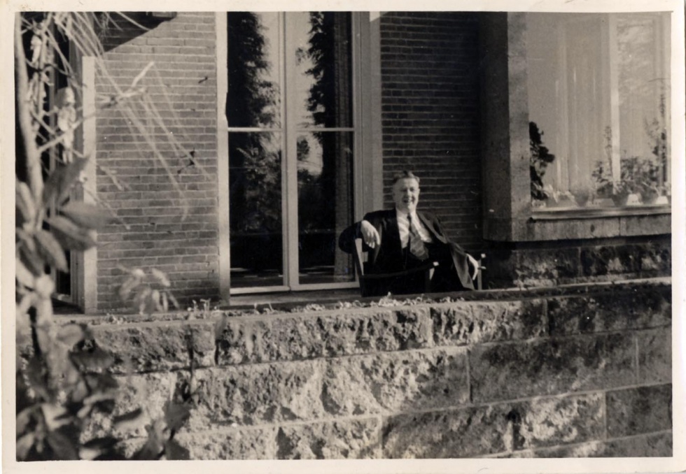 Karl Duldhardt auf einer Terrasse sitzend (Museum Wolmirstedt RR-F)