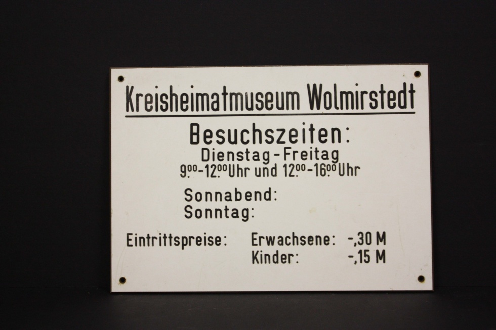 Öffnungszeiten Schild (Museum Wolmirstedt RR-F)