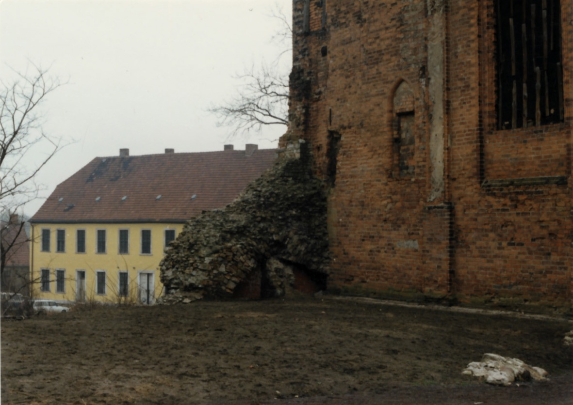 Schlossdomäne Wolmirstedt - Blick vom Burgberg auf Teil der Stadtmauer und Schlosskapelle (Museum Wolmirstedt RR-F)