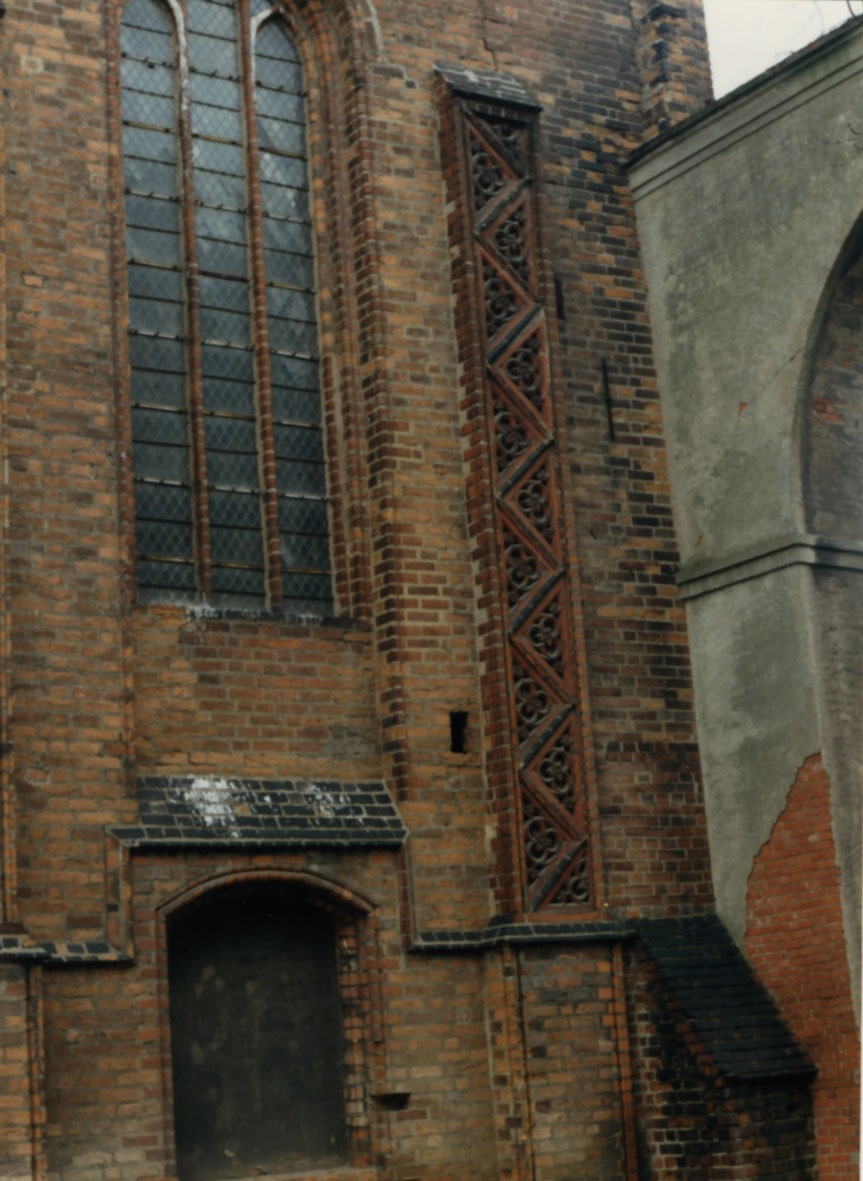 Schlossdomäne Wolmirstedt - Fassade der Schlosskapelle mit neuem Fensterglas (Museum Wolmirstedt RR-F)