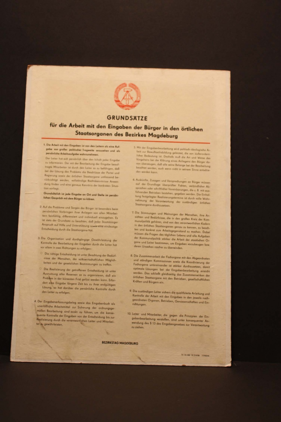 Tafel, mit aufgeklebten Grundsätzen der Staatsorgane (Museum Wolmirstedt RR-F)