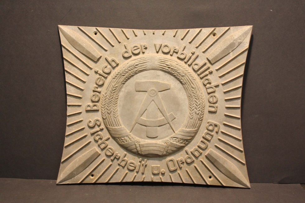 Plakette, vorbildliche Sicherheit und Ordnung, Grauguß (Museum Wolmirstedt RR-F)
