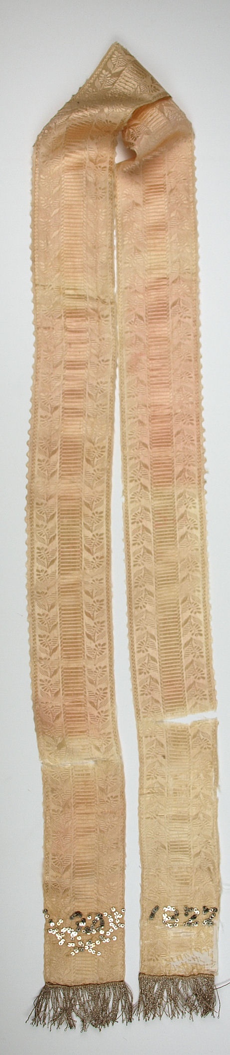 Seidenband mit brokatartigem längsverlaufenden Blattmotiv (Museum Weißenfels - Schloss Neu-Augustusburg CC BY-NC-SA)