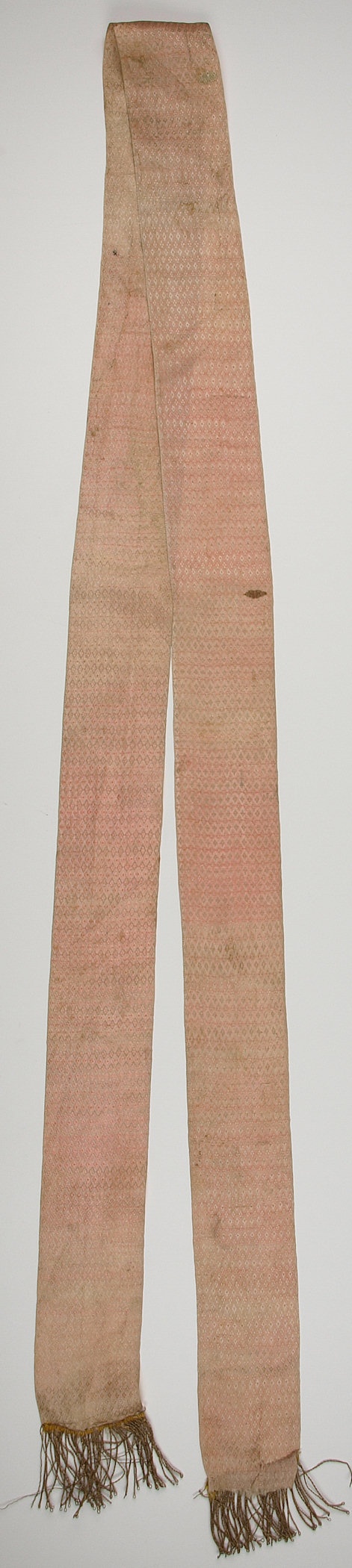 Seidenband mit kleinem wiederkehrenden Muster (Museum Weißenfels - Schloss Neu-Augustusburg CC BY-NC-SA)