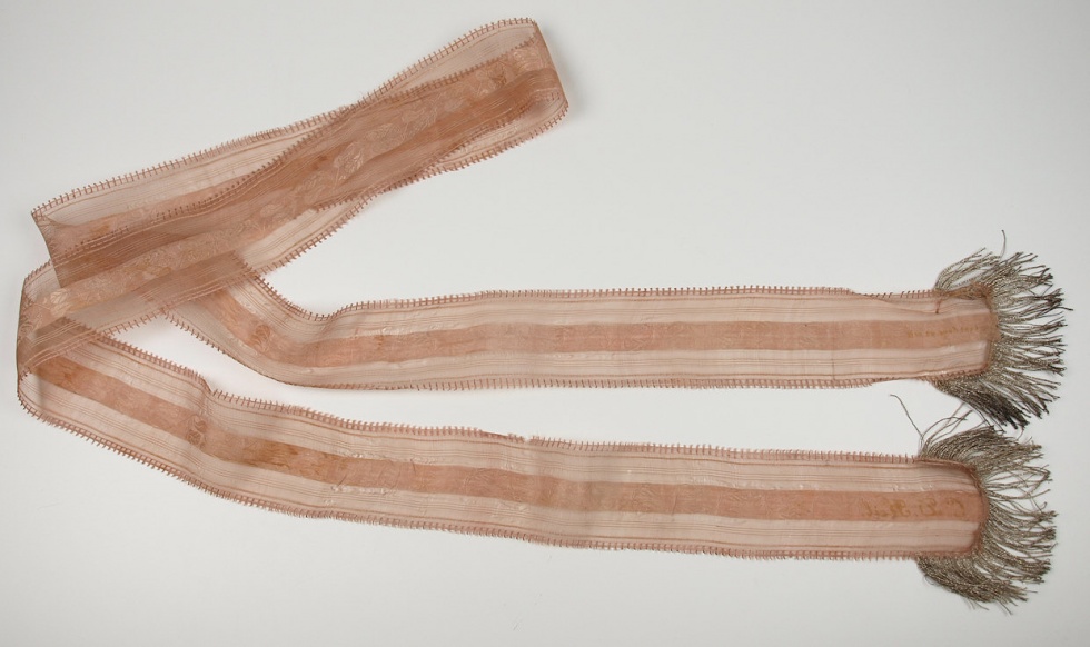 Seidenband, mittig ein festgewebter Streifen (Museum Weißenfels - Schloss Neu-Augustusburg CC BY-NC-SA)