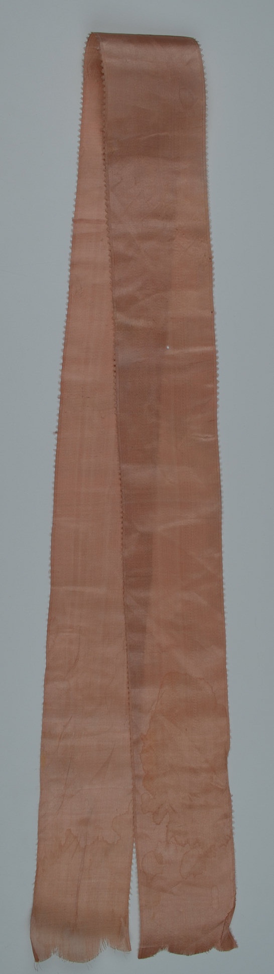 Seidenband verwaschene rosa Seide (Museum Weißenfels - Schloss Neu-Augustusburg CC BY-NC-SA)
