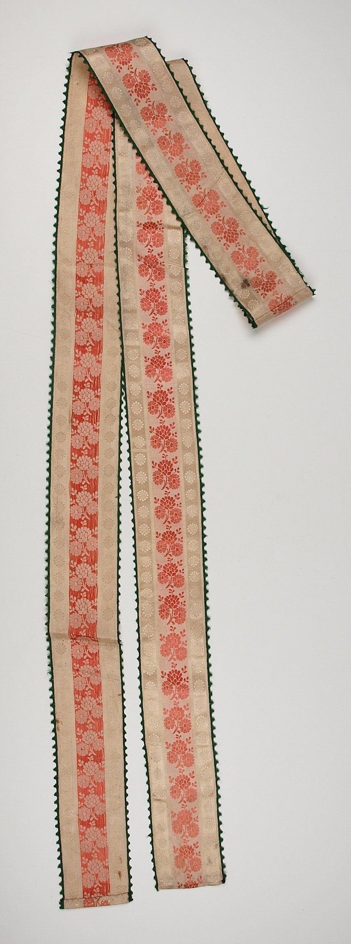 Beiges Band mit rotem floralem Muster (Museum Weißenfels - Schloss Neu-Augustusburg CC BY-NC-SA)